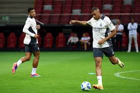 亿万28官网:曼联官方:卢克-肖、马奎尔、约罗、巴因迪尔和希顿恢复合练.